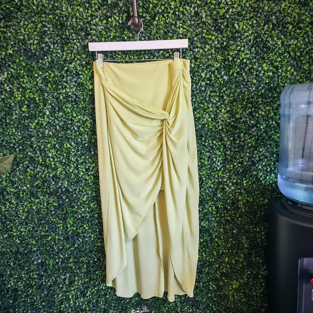 PLUS SIZE LIME GREEN SKIRT WITH SLIP DOUBLE LINE AND ELASTIC WAIST